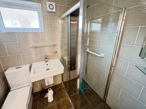 Shower room- click for photo gallery
